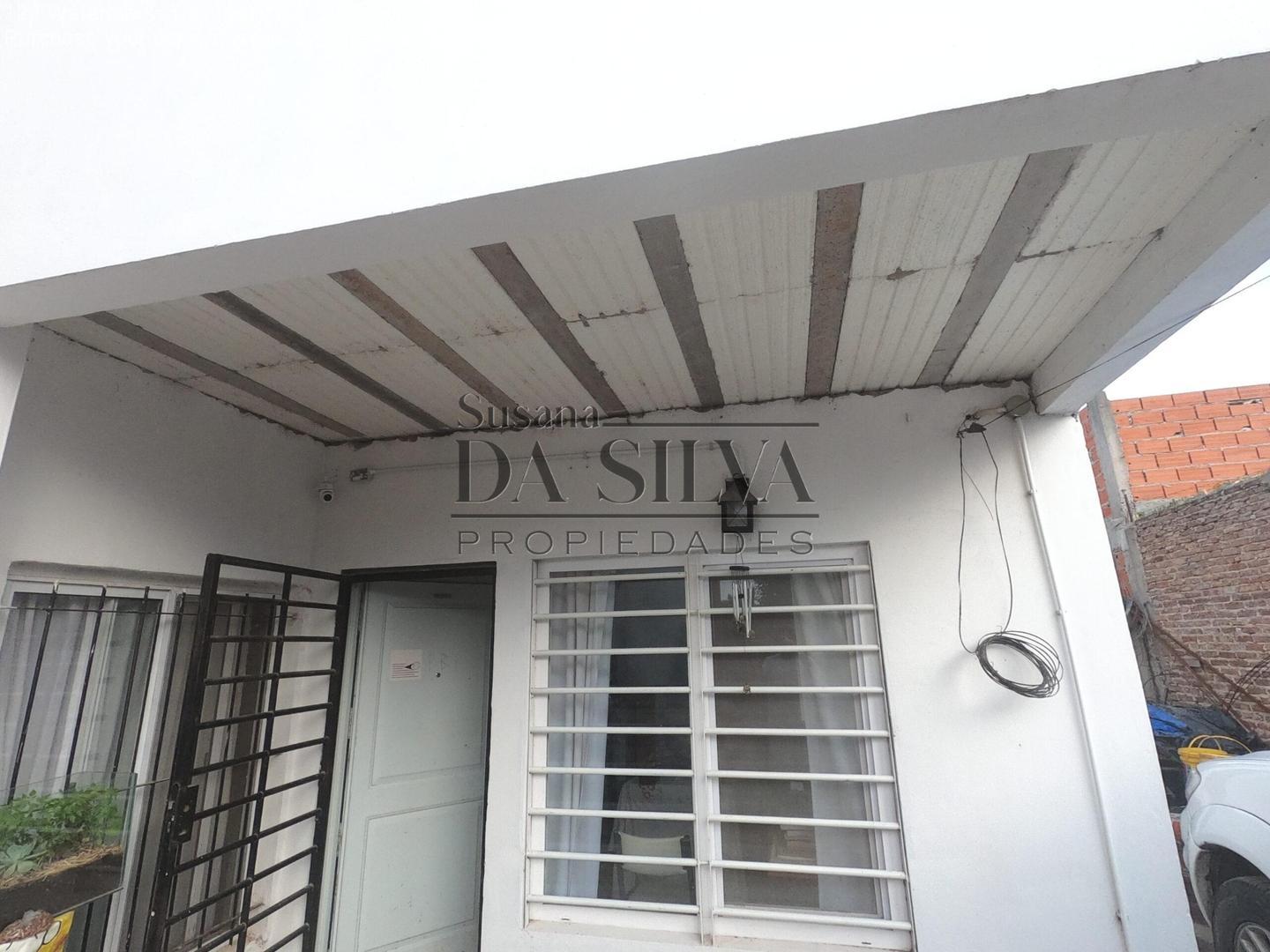 Casa con Local cerca de Au Pte Perón. Bo San Luis, M. Acosta