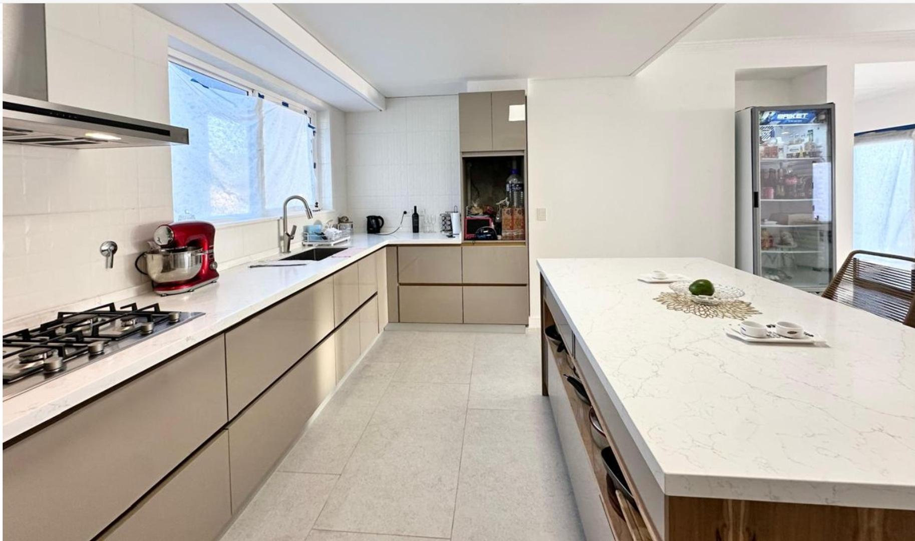 Casa en Venta con 6 cocheras