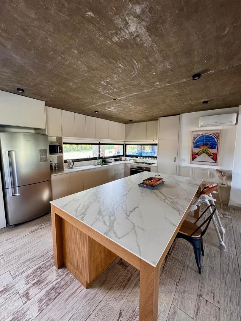 Casa 4 ambientes con 5 baños