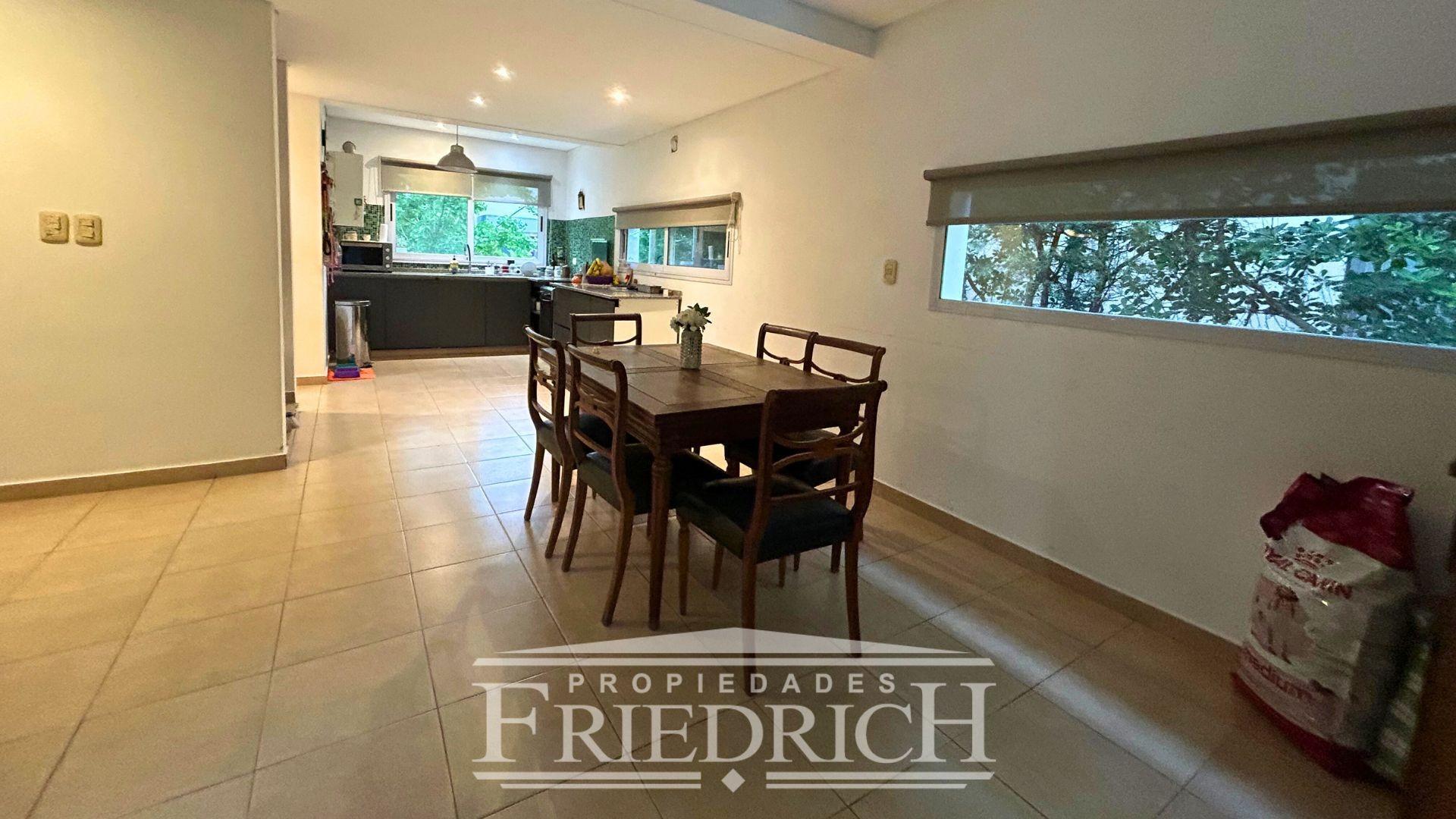 Casa en Venta con 4 cocheras