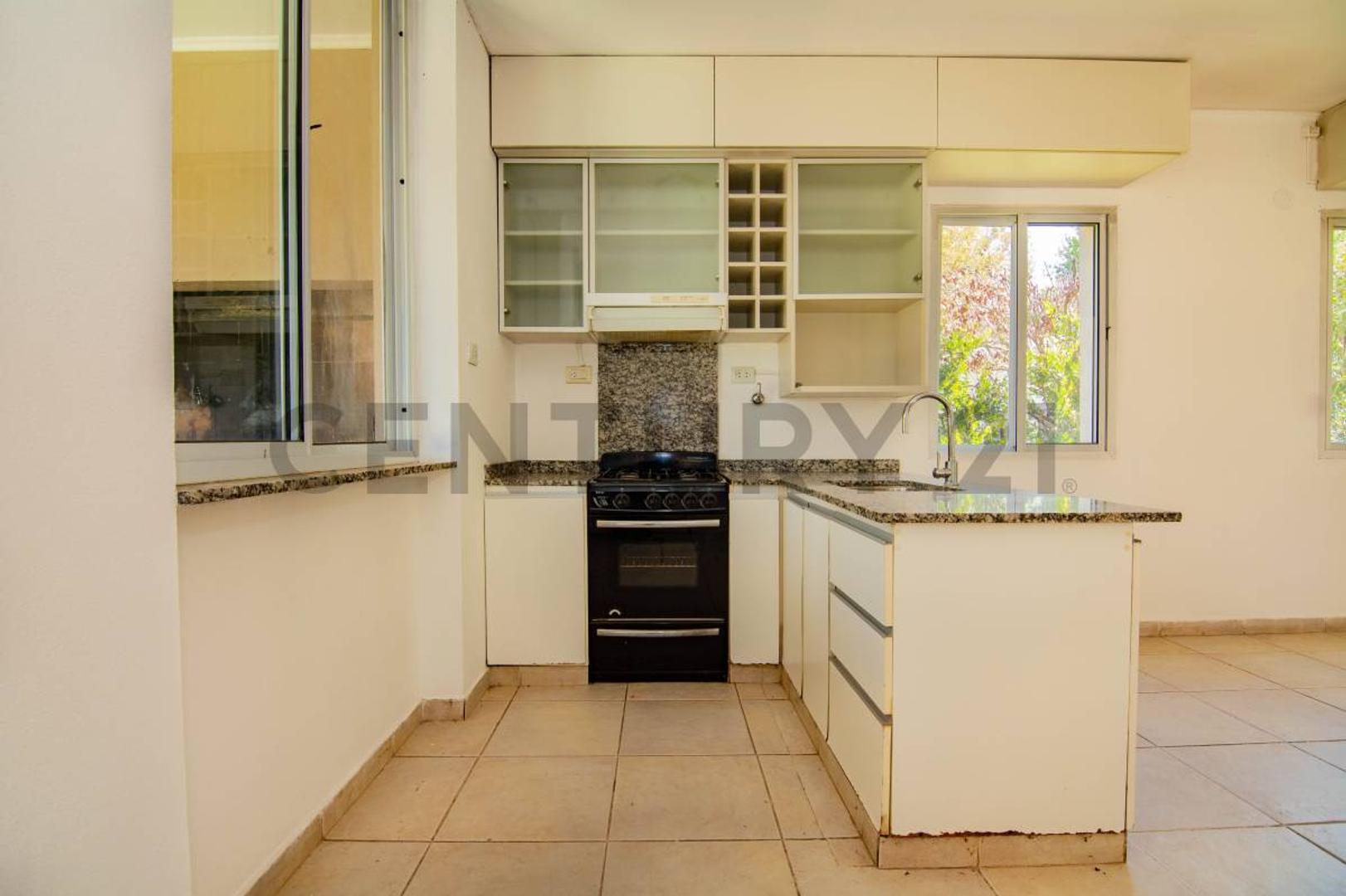 Casa 6 ambientes con 2 baños