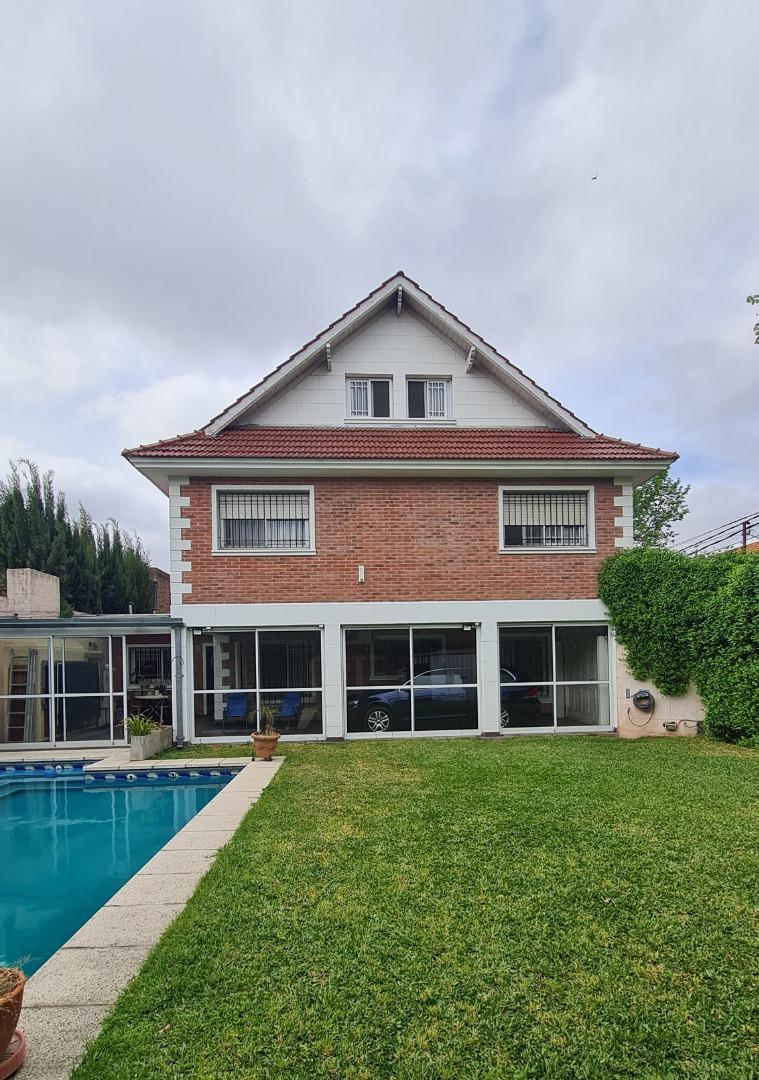 Hermoso chalet en 3 plantas con fondo y pileta