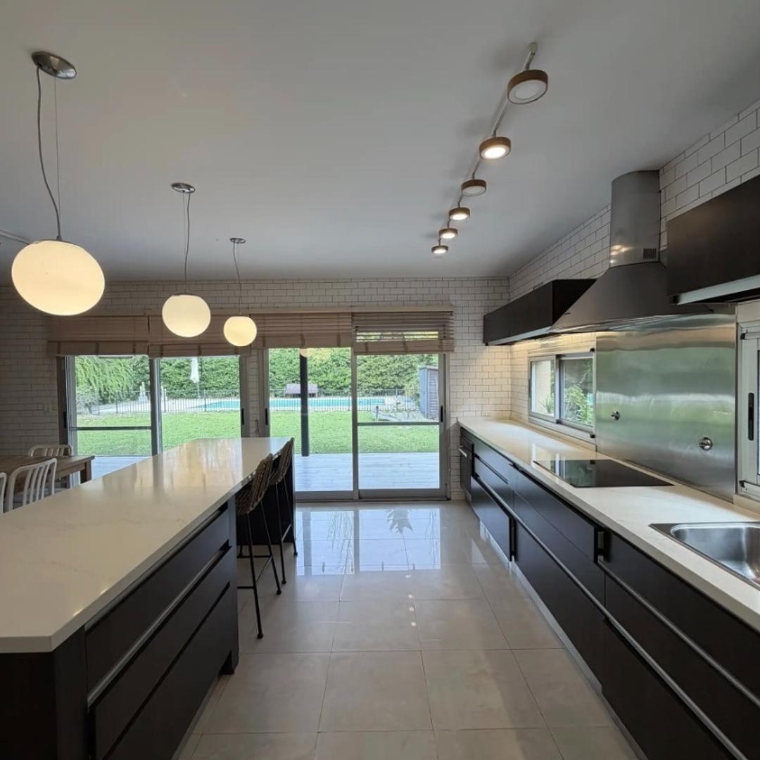 Casa en Alquiler con 6 cocheras