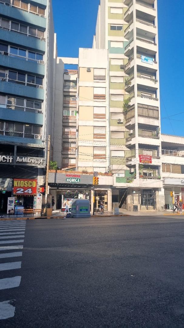 2 ambienes sobre Av. Mitre en pleno centro de Avellaneda