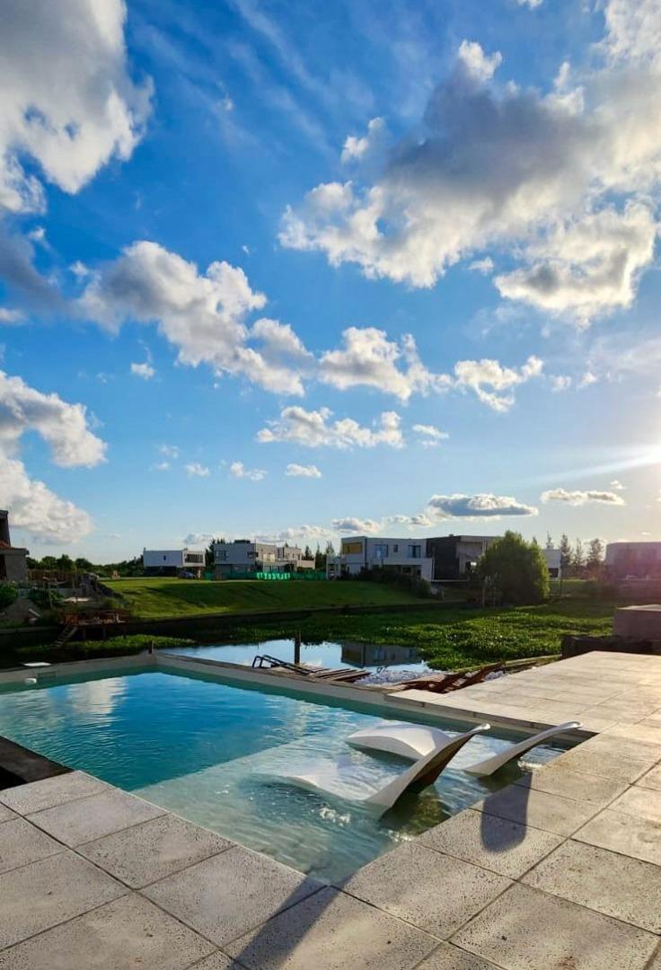 Hermosa casa al rio en venta Barrio nautico El Canal