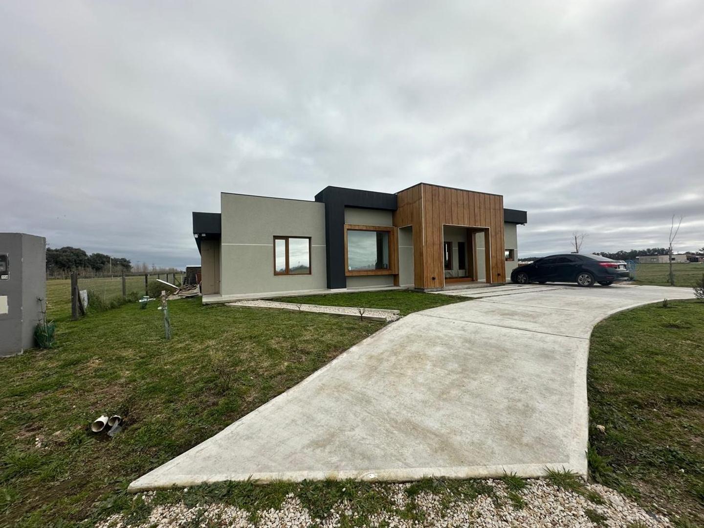 Casa 4 ambienetes. Barrio La Cercania