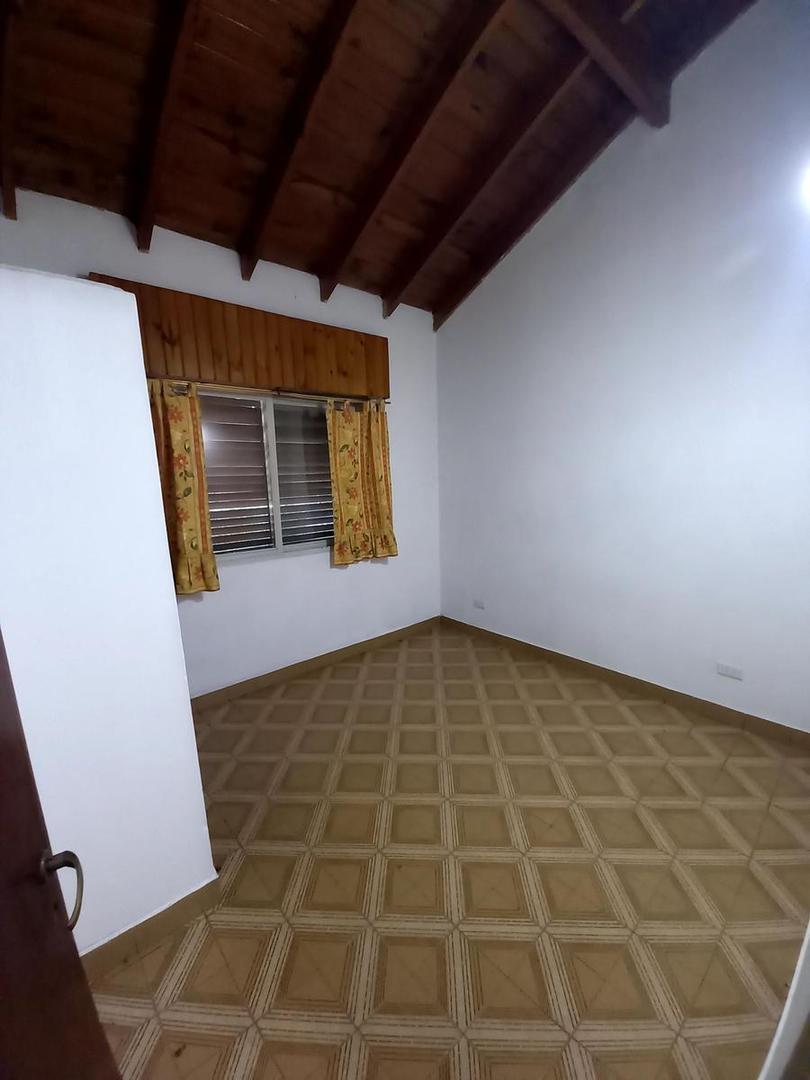 Vende Casa en  3 Ambientes