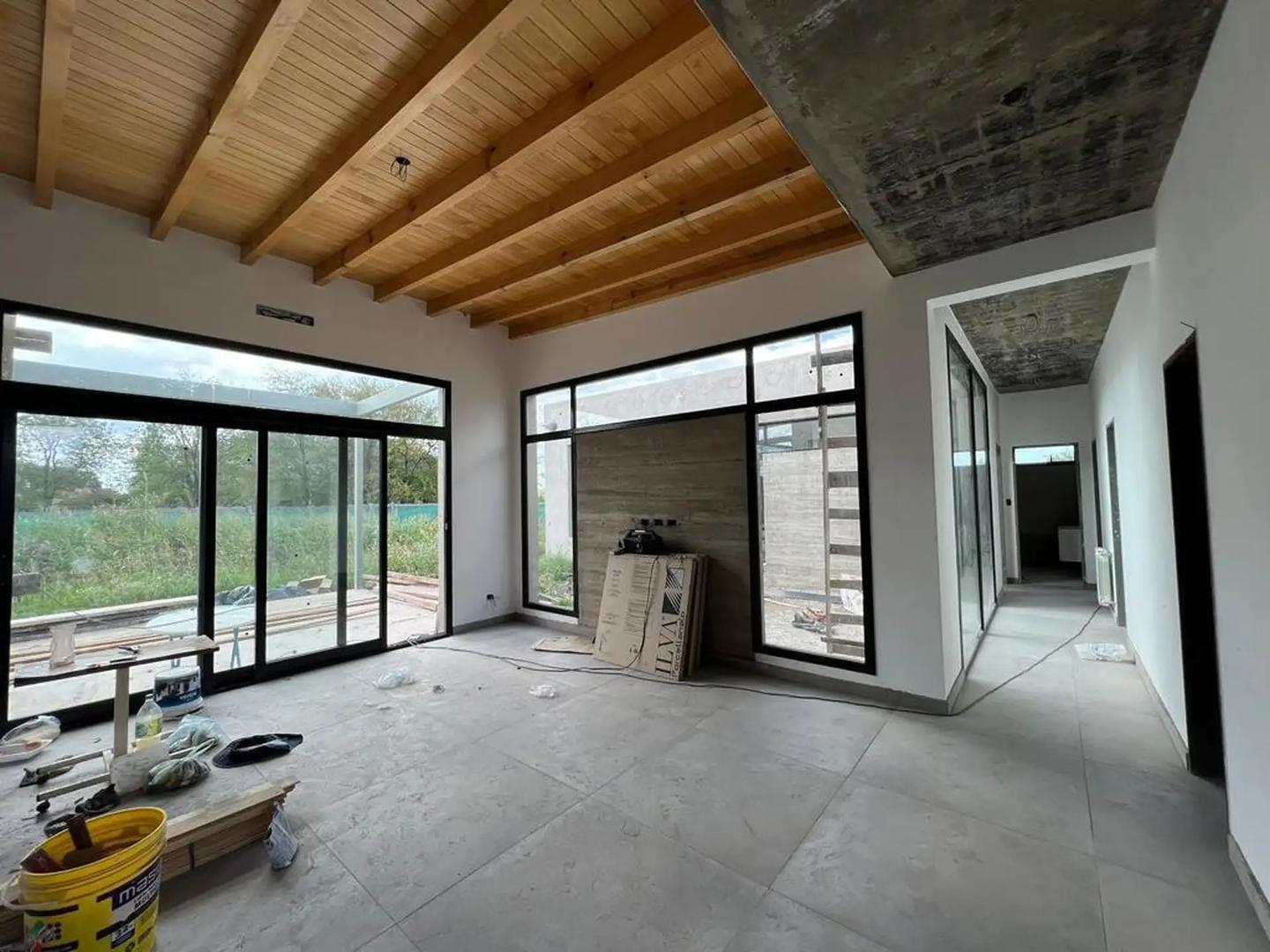 Casa 4 ambientes con 2 baños