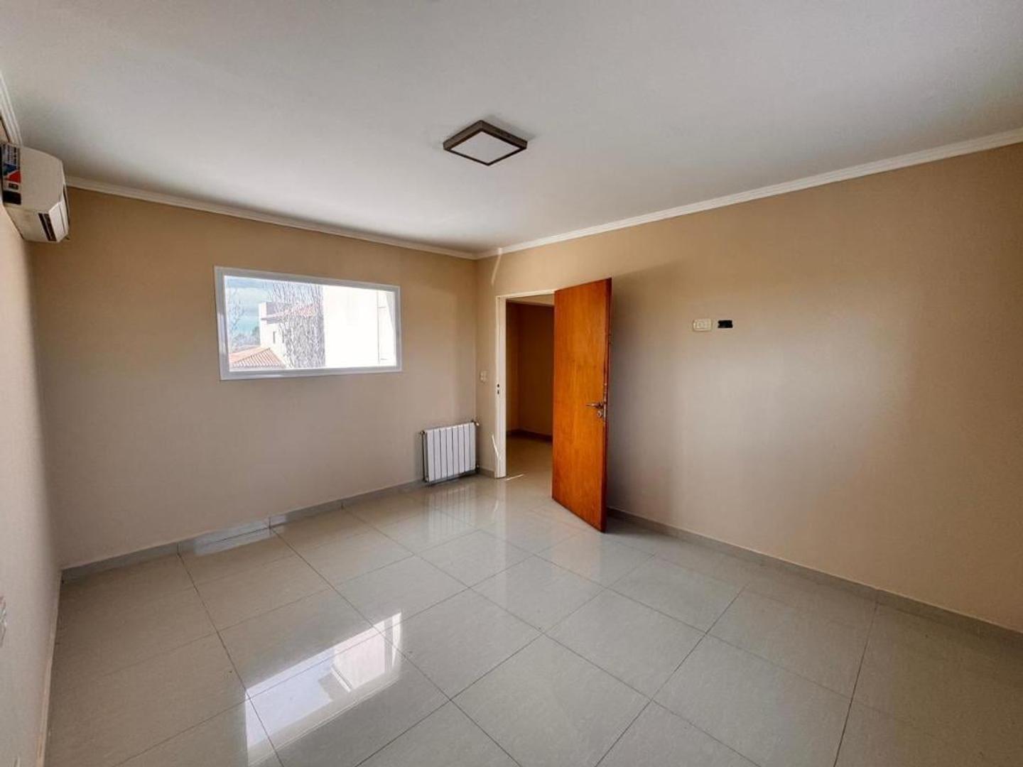 Casa 5 ambientes con 4 baños