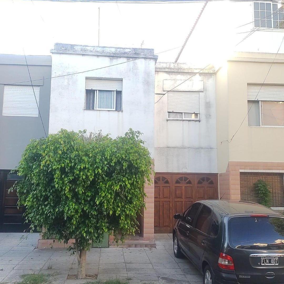 Villa Maipú. Dúplex 4 ambientes con garaje cubierto y hermos