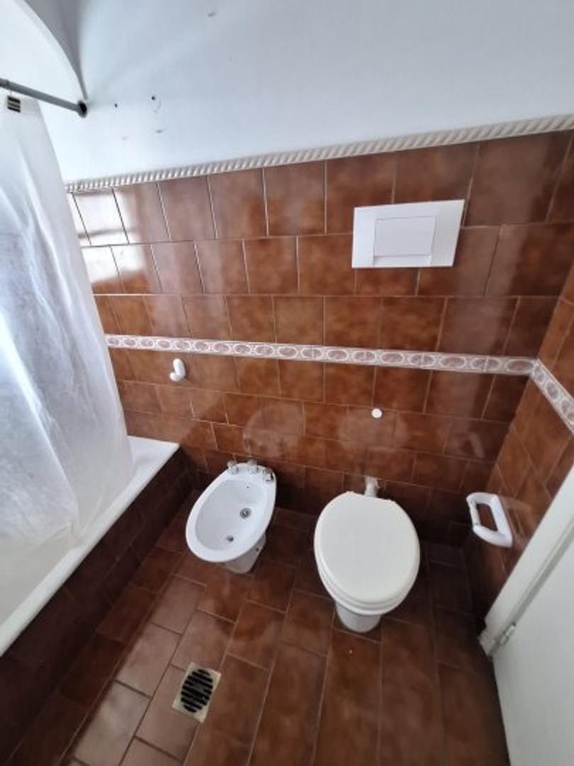 ALQUILO CASA 3 AMB. CON FONDO PARQUIZADO HAEDO NORTE