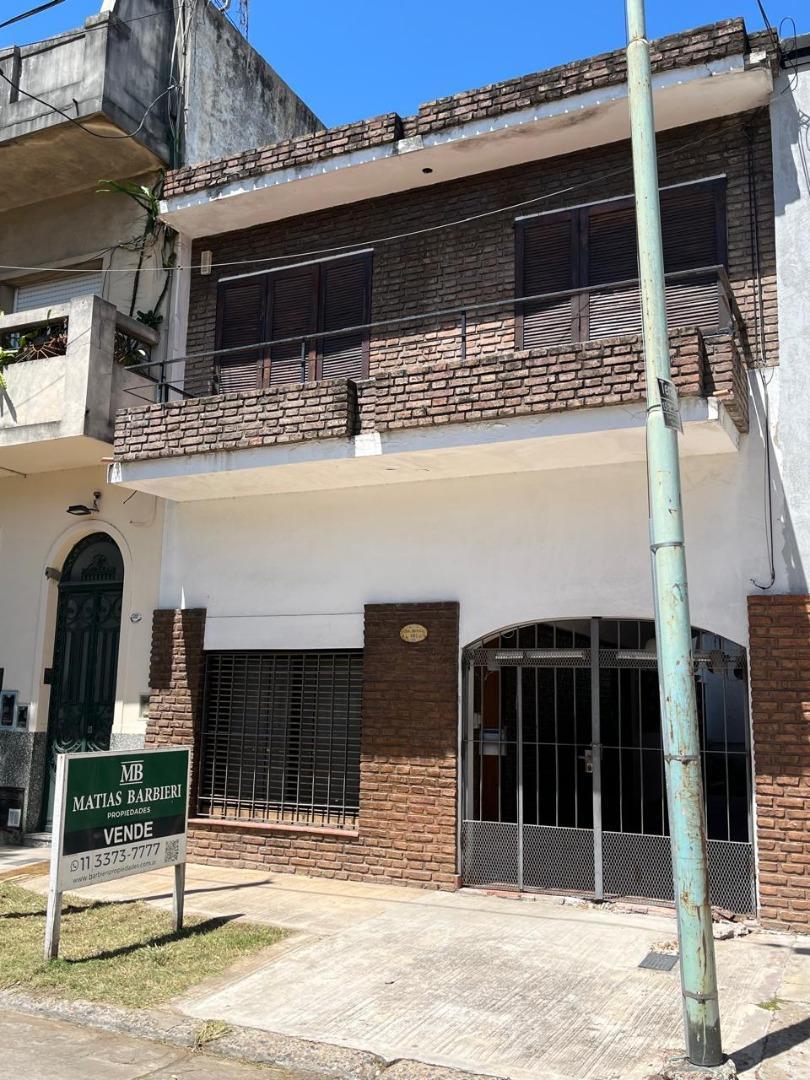 Casa, cuatro ambientes con cochera doble, en venta. Morón