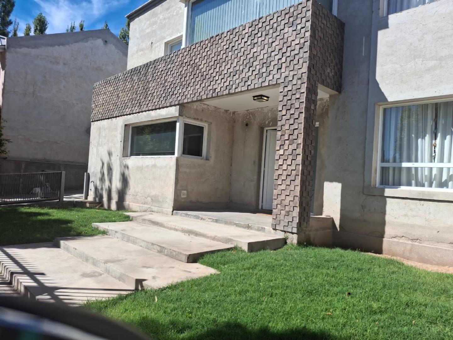 VENTA CASA de tres dormitorios en B° Manzanar - Cipolletti