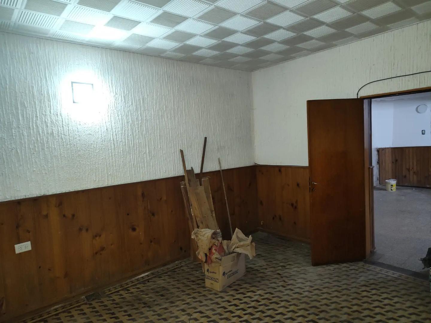 Casa a reciclar al frente sobre calle Cafferata. Apto comerc