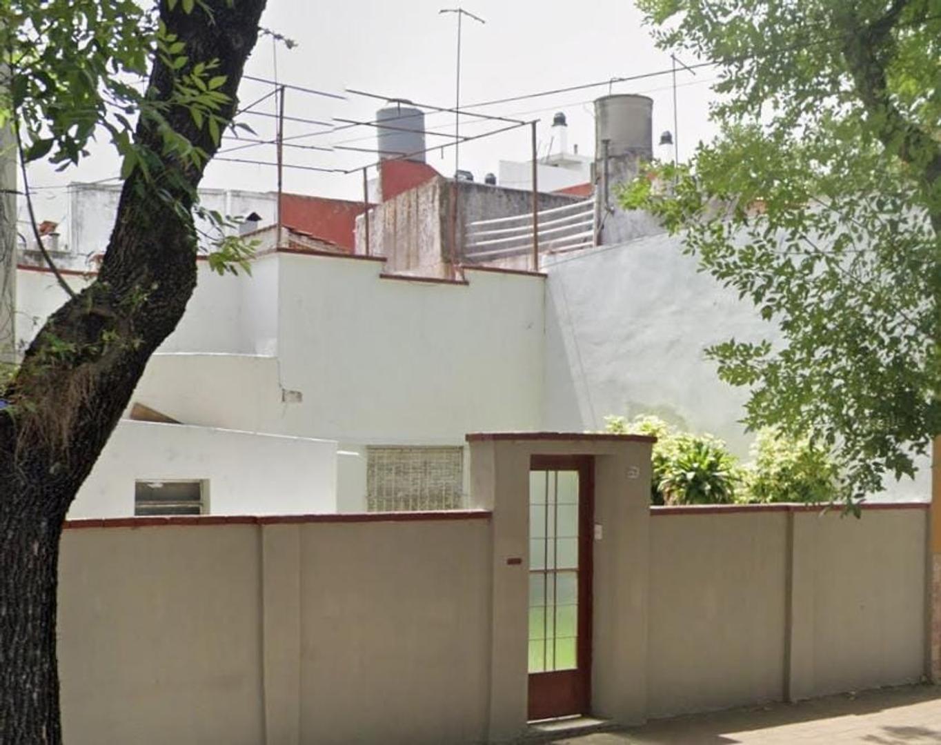 CASA  luminosa excelente ubicación, jardín