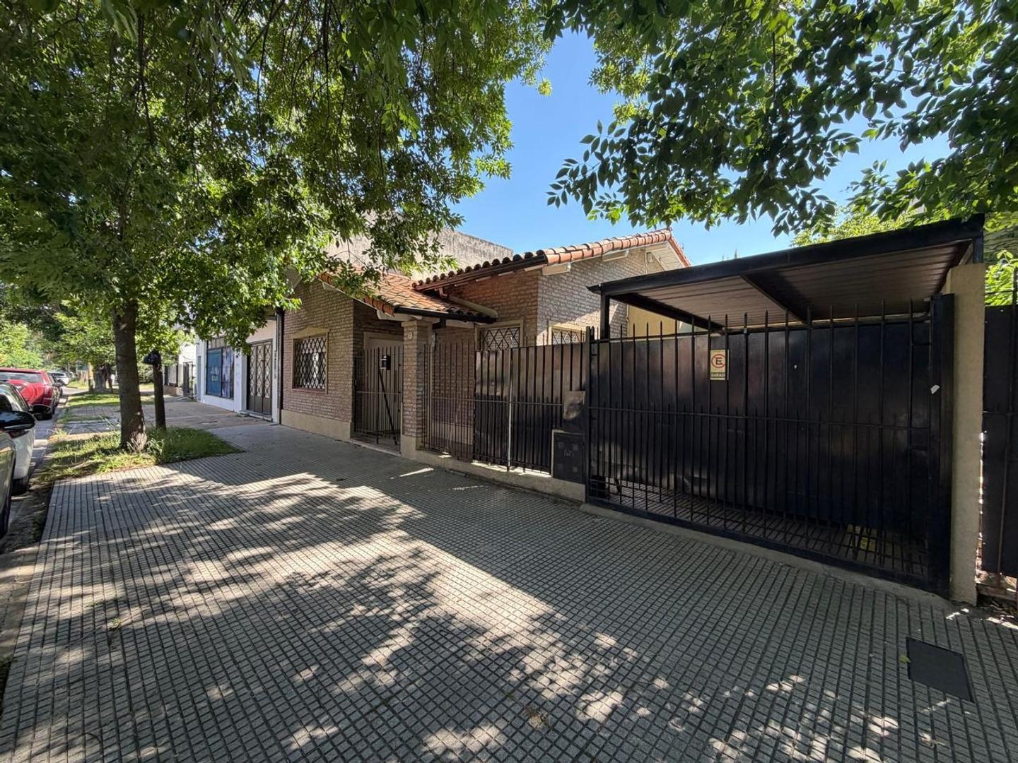 Casa estilo chalet, cuatro ambientes. Ituzaingó norte