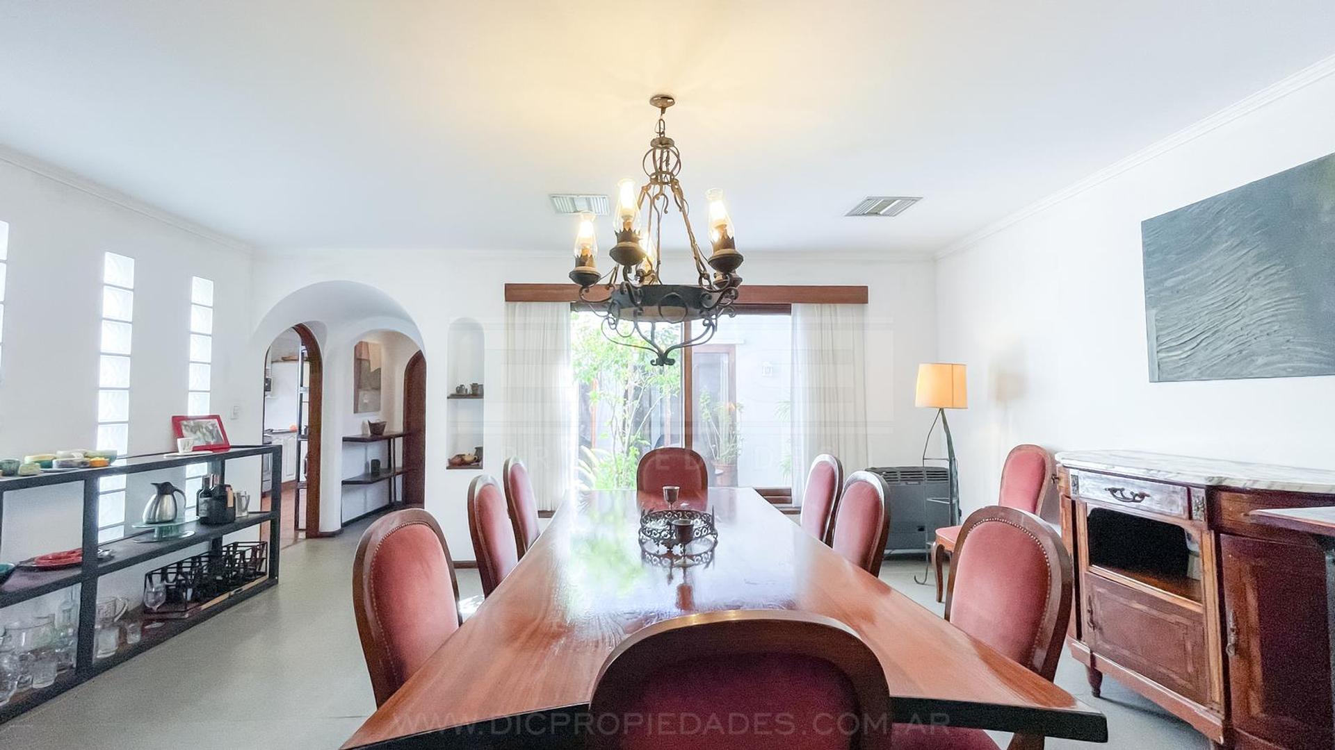 Casa en Venta con 2 cocheras