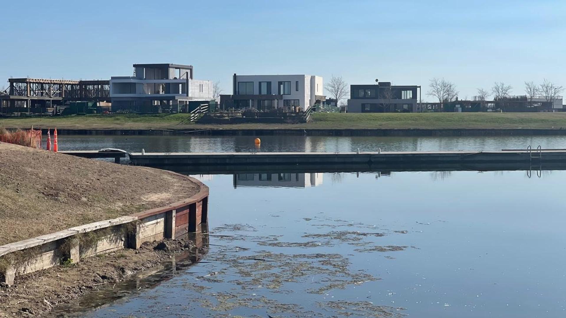 Disponible a la venta, lote al agua en Puertos.