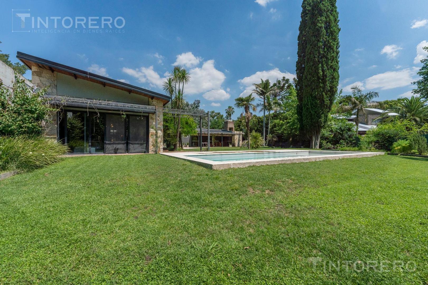 Exclusiva casa de diseño 5 ambientes con parque y piscina en Parque Leloir.