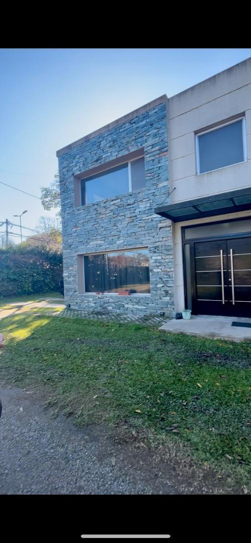 Casa en Venta con 3 cocheras