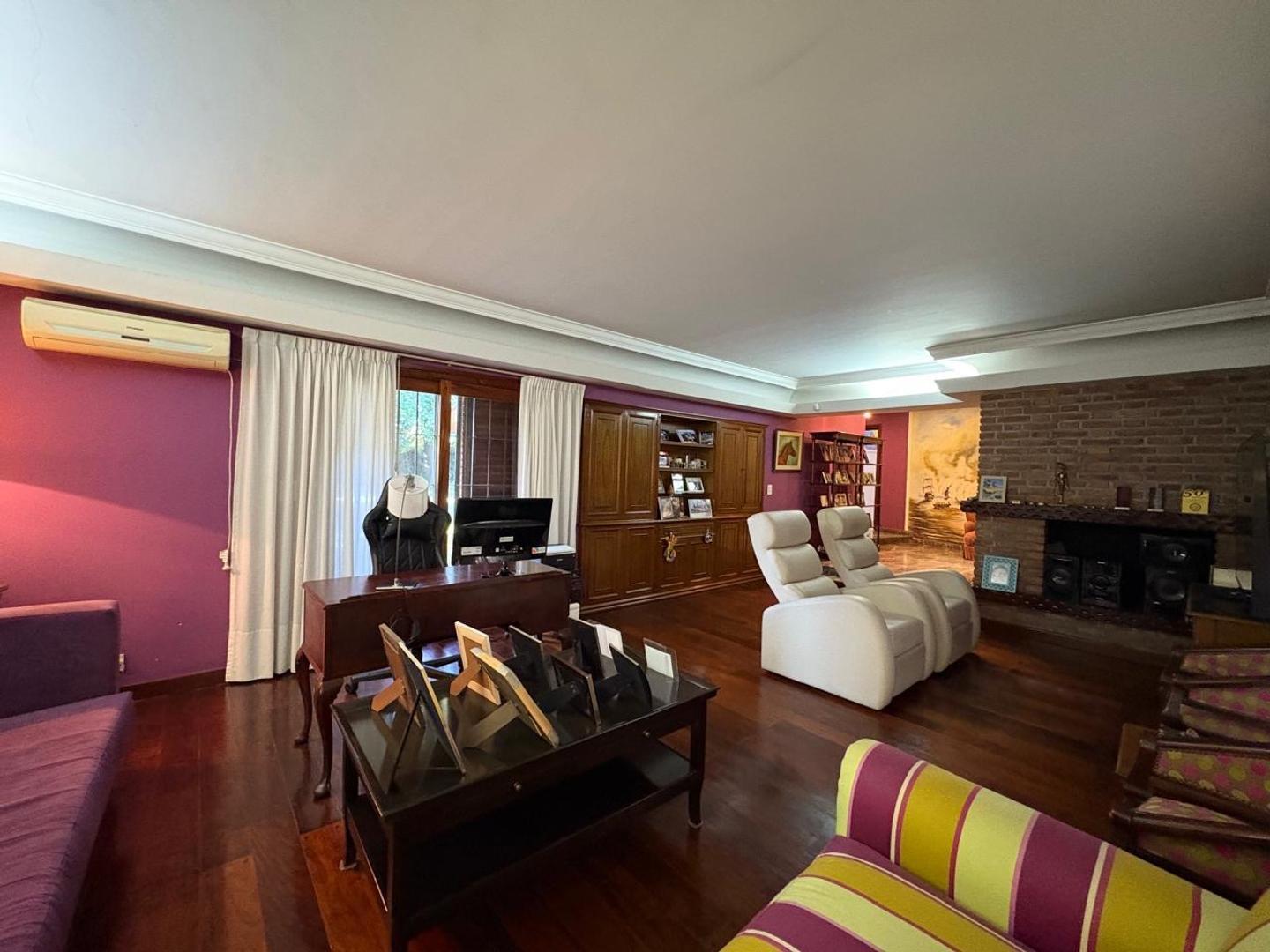 Casa en Venta con 4 cocheras