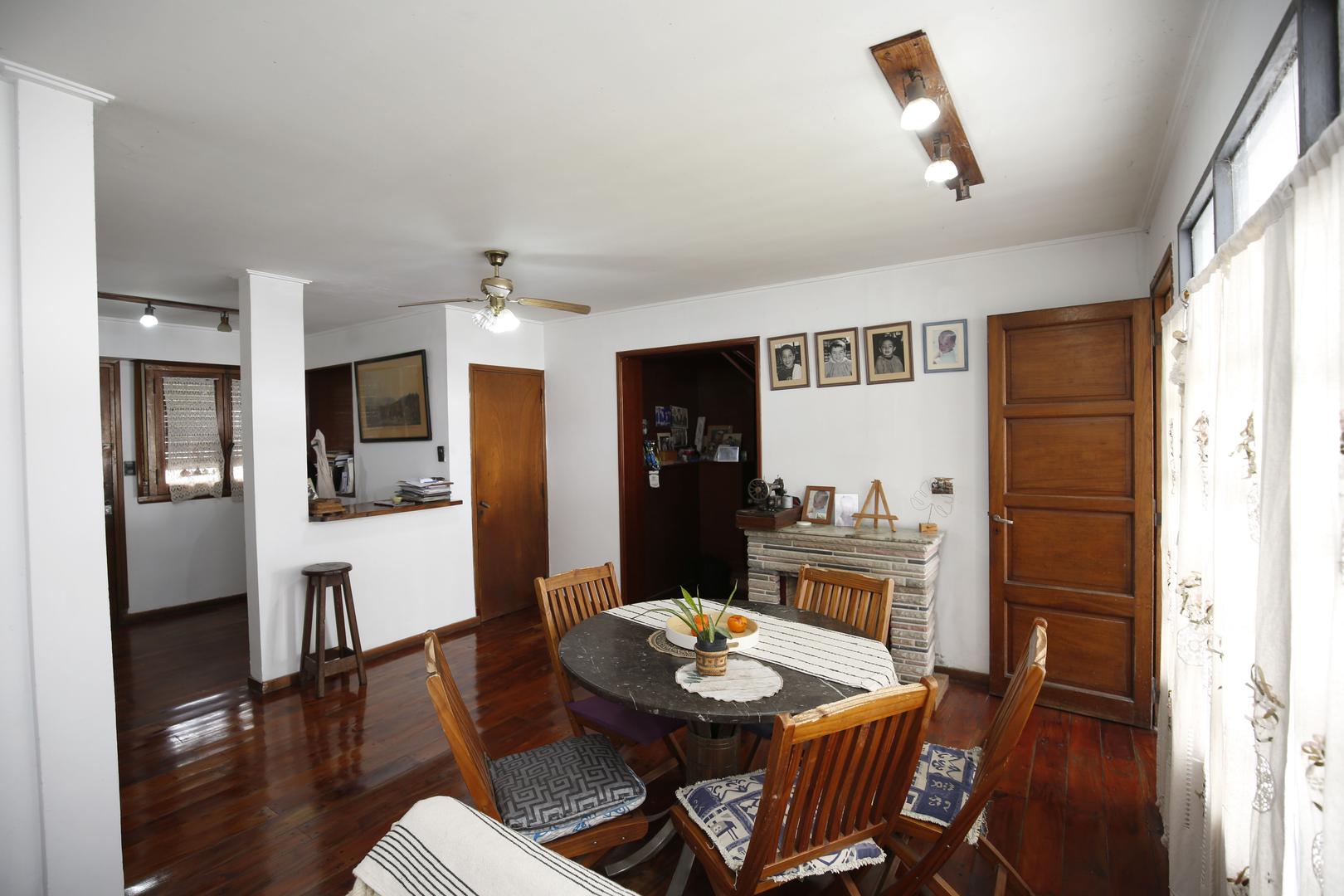 Casa 4 ambientes con 2 baños