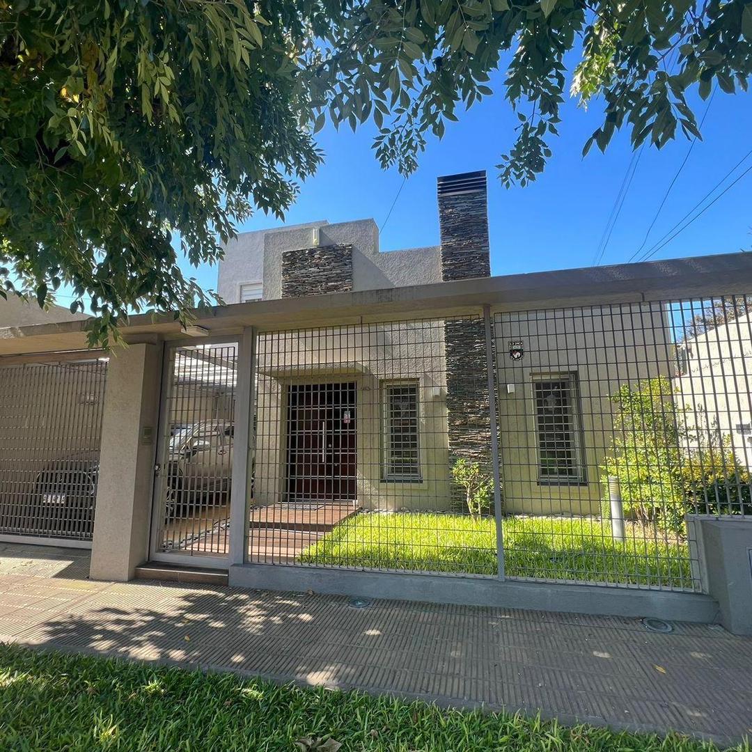 CASA, tipo PH, de cuatro ambientes en venta. Castelar norte.