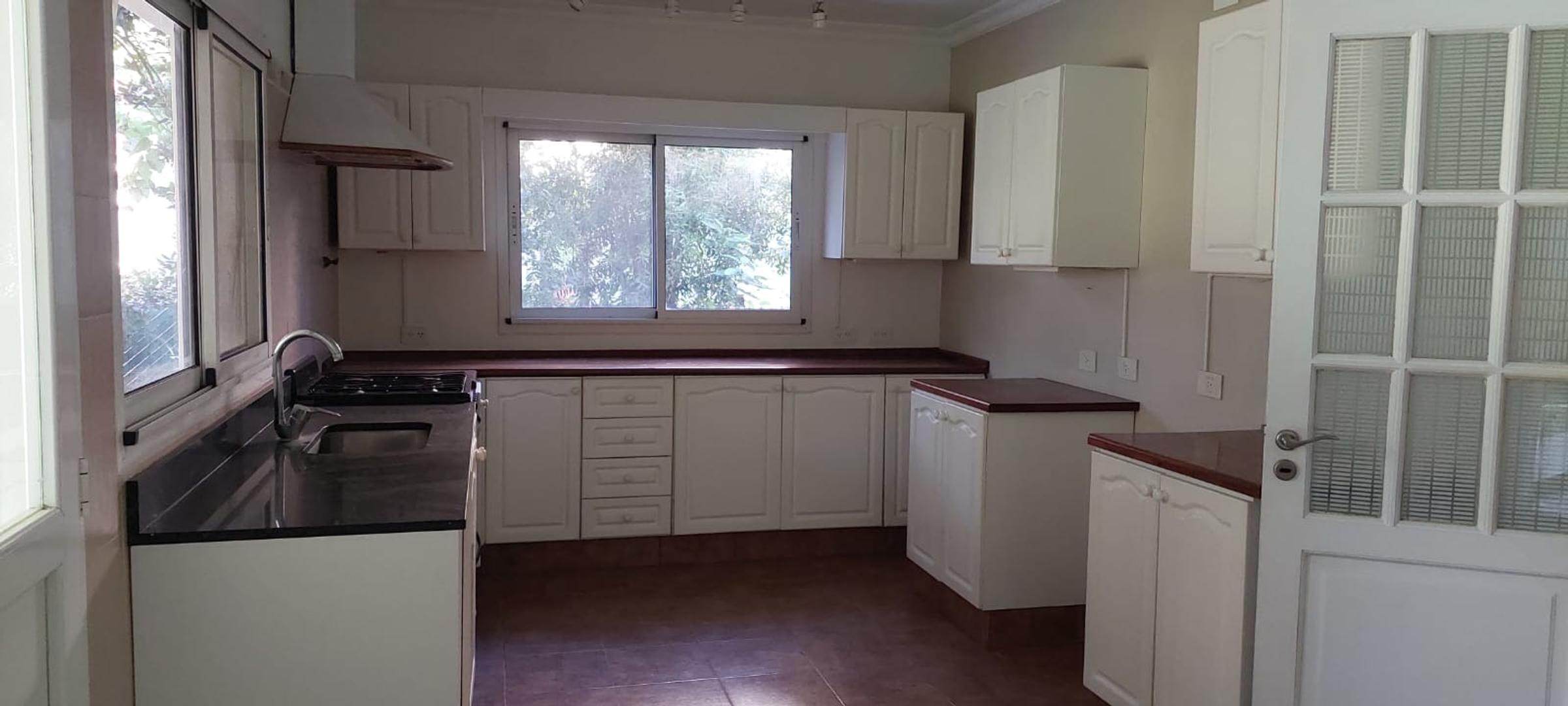 Casa en Venta con 6 cocheras