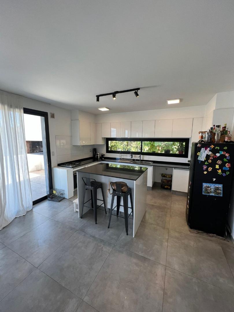 VENDO CASA 5 LOMAS 3 DORMITORIOS, PISCINA