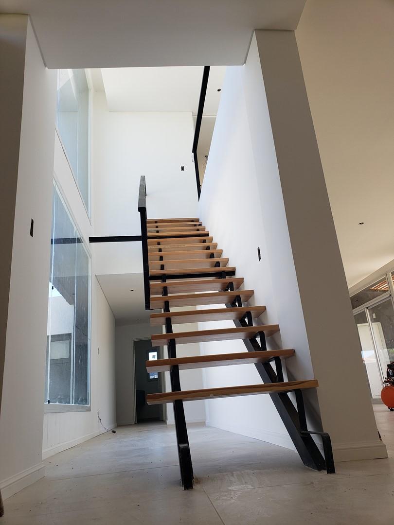 Casa en Venta con 3 cocheras