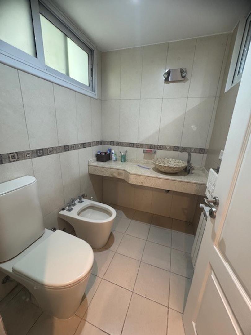 Casa en Alquiler con 2 cocheras