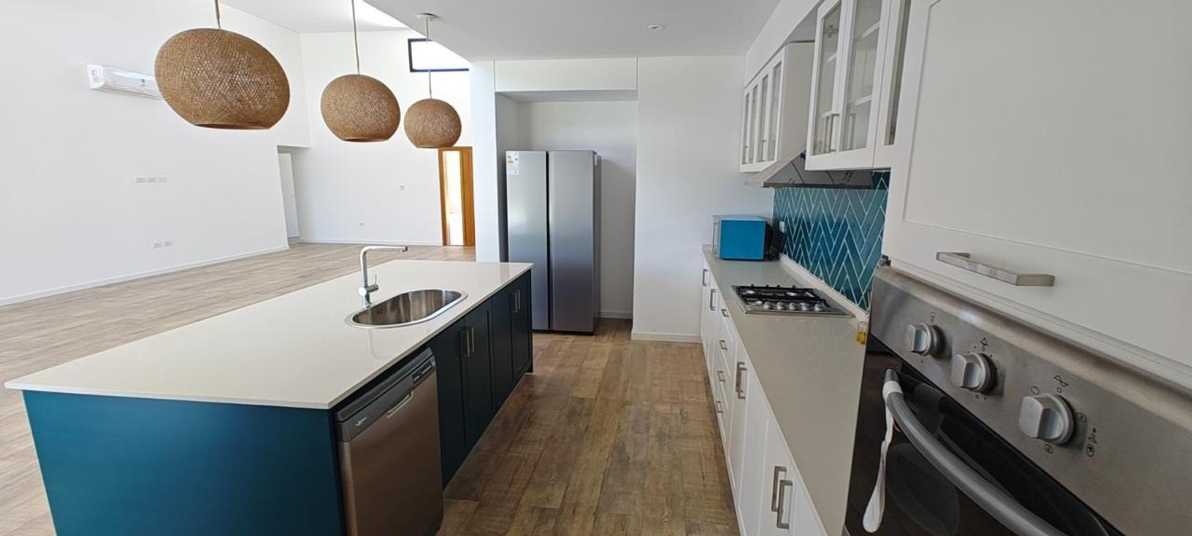 CASA 4 AMB. Y ESCRITORIO A ESTRENAR