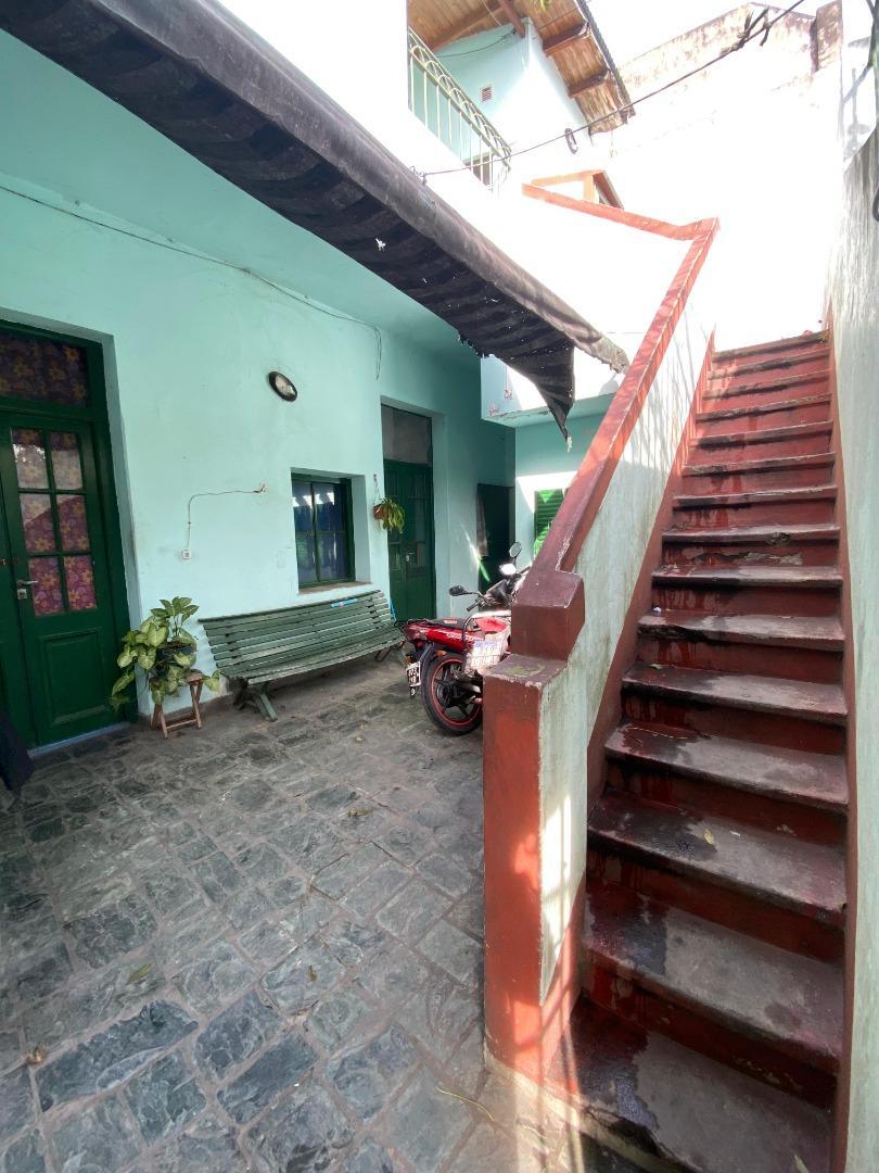 CASA DE 8 AMBIENTES MULTIFAMILIAR. 2 BAÑOS Y DOS COCINAS