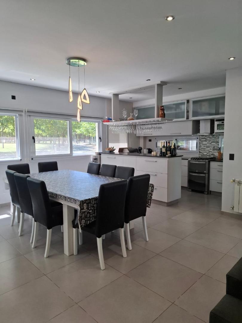 Casa en Alquiler con 1 cochera