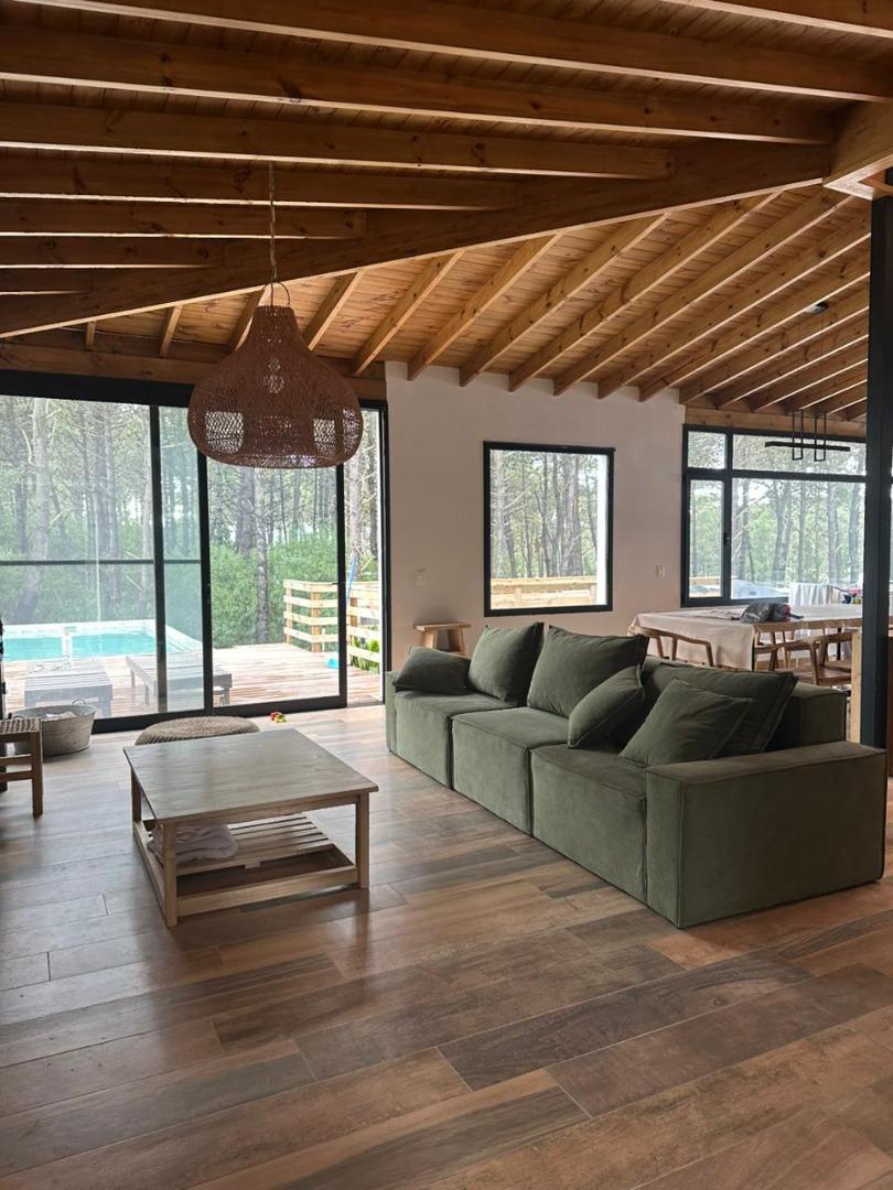 Casa en Alquiler con 4 cocheras