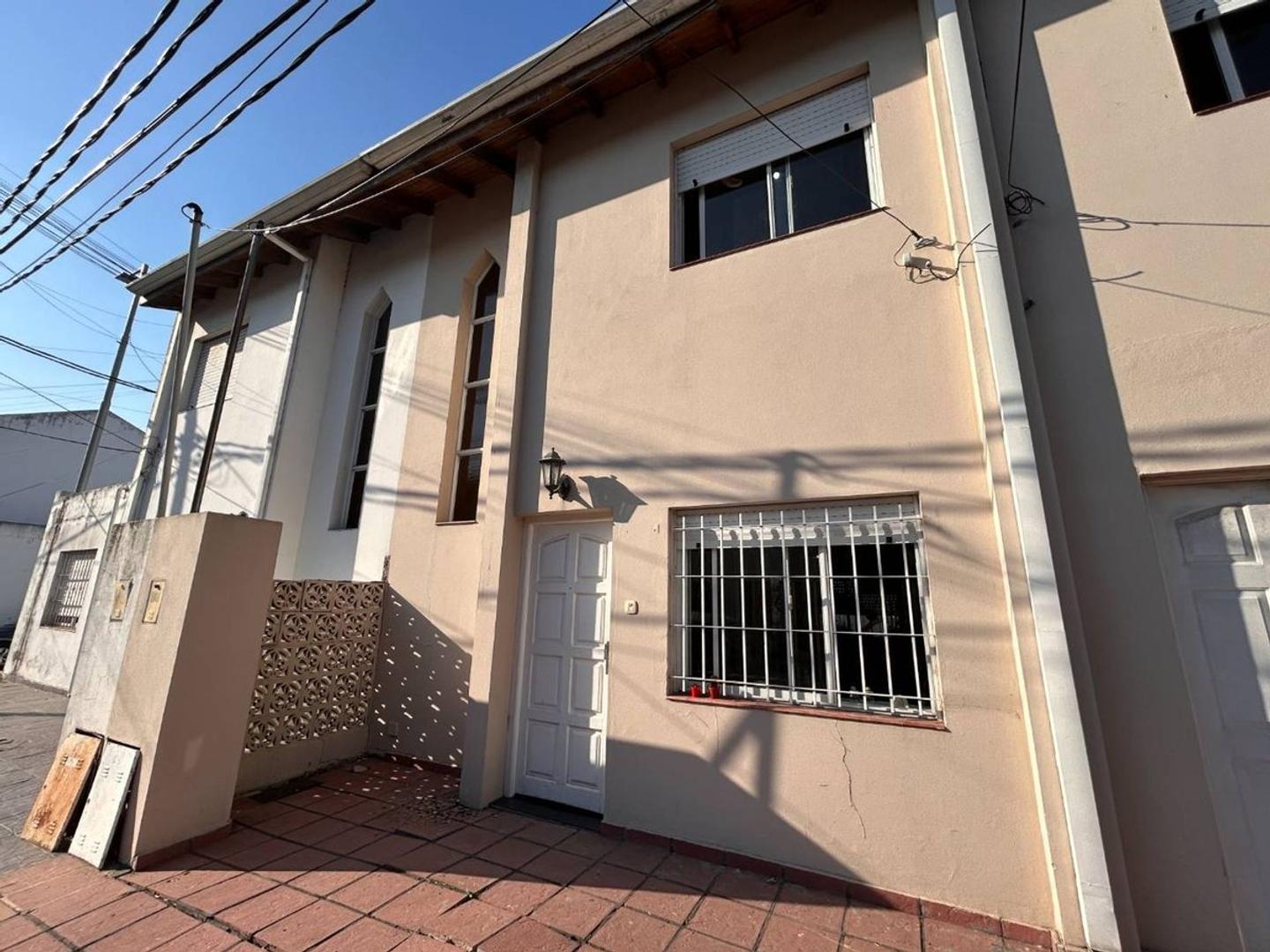 VENTA HERMOSO DUPLEX 5AMB C/ COCHERA y JARDÍN