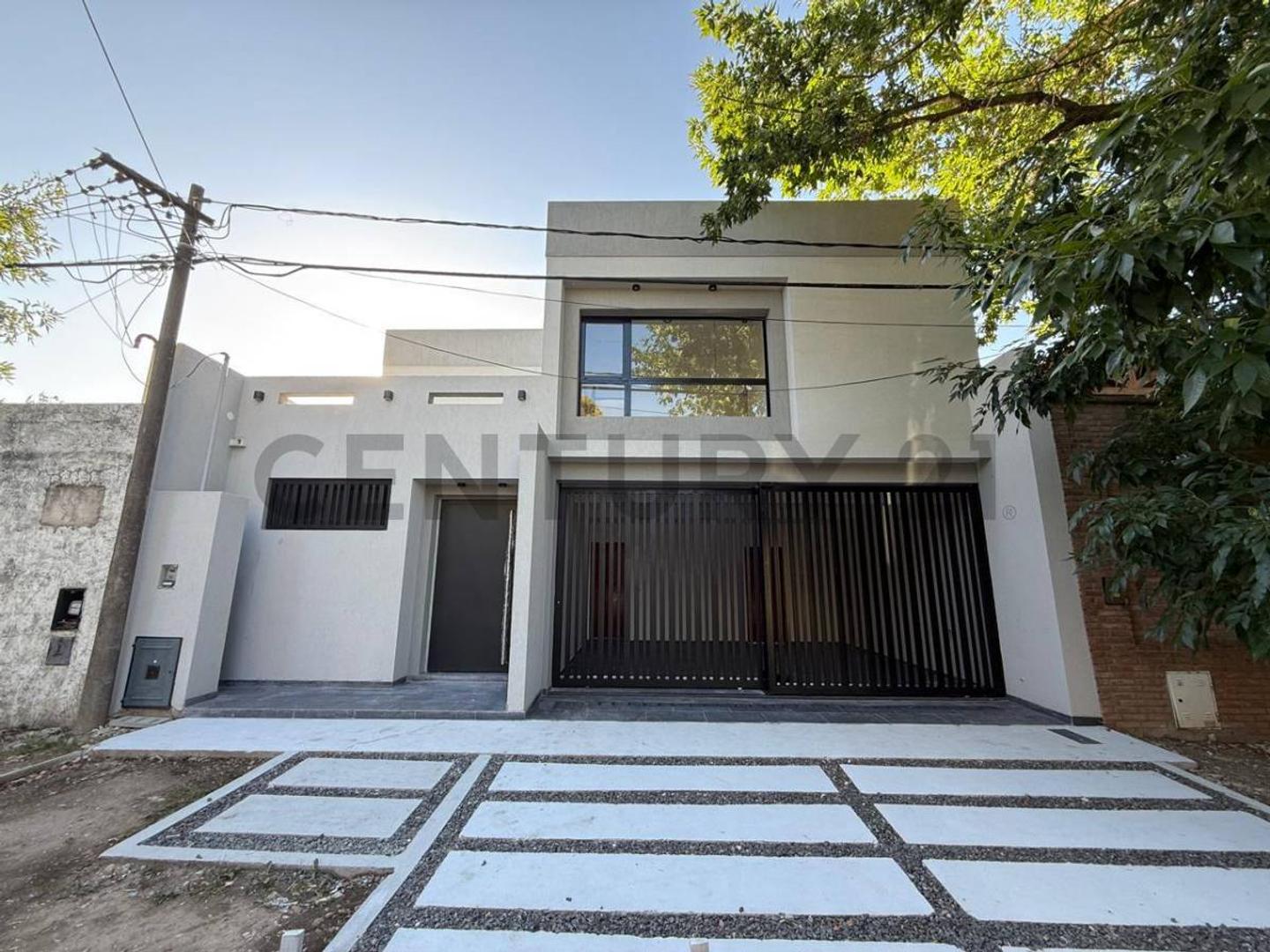 Casa en venta de tres dormitorios en Gonnet