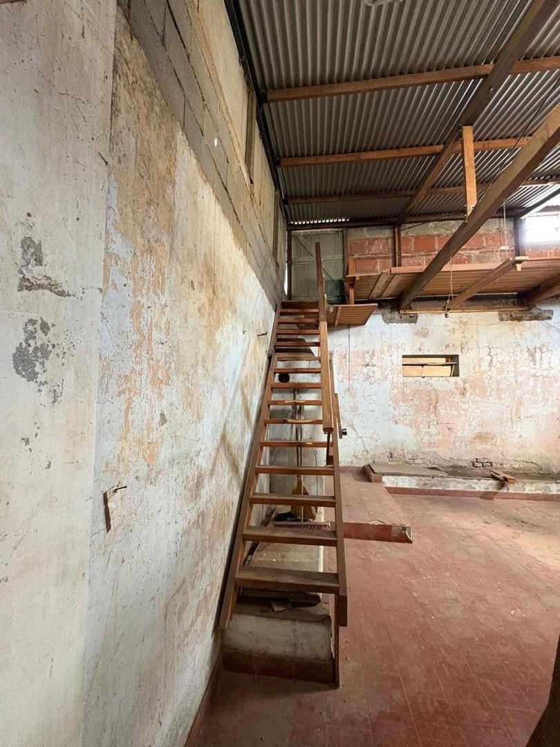 VENTA CASA CON GALPON ALBERDI