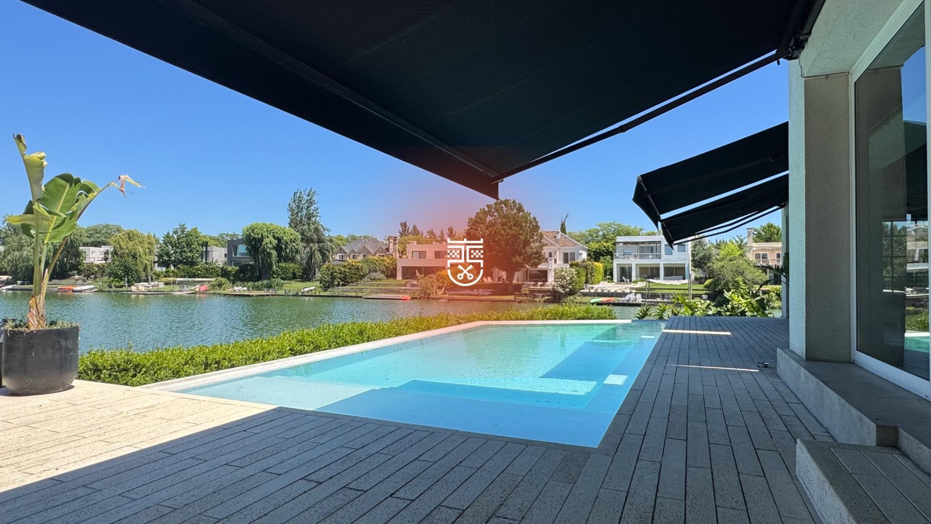 Excelente casa de categoría,sobre lago central-Santa Bárbara