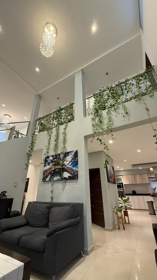 Casa en Venta con 4 cocheras