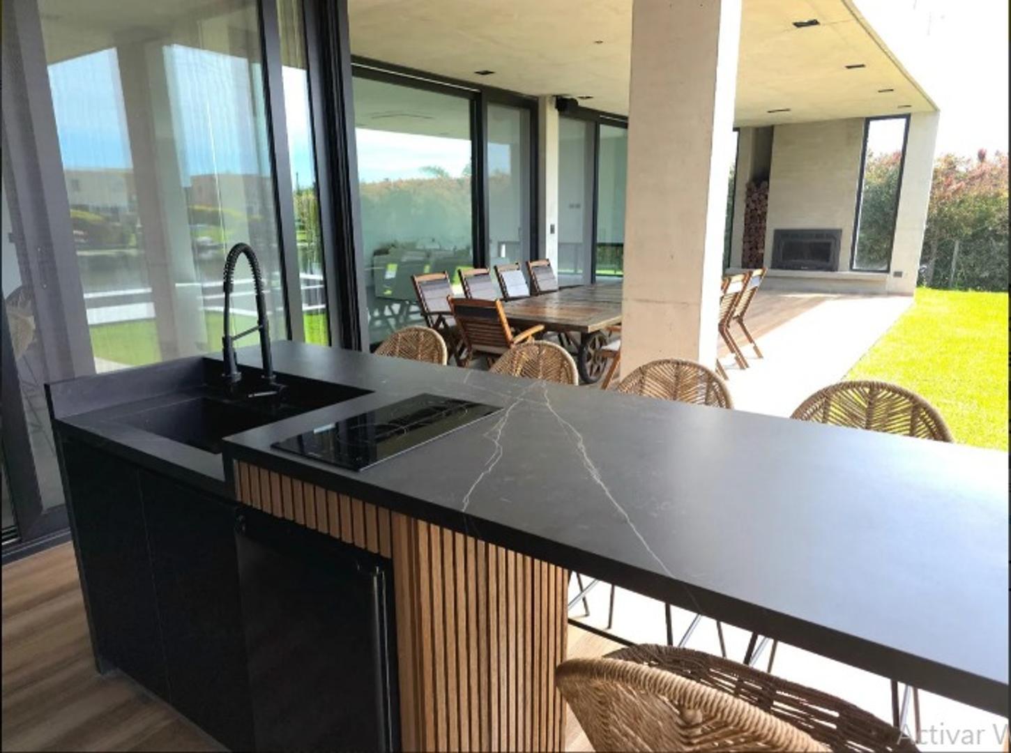 Casa en Alquiler con 5 cocheras