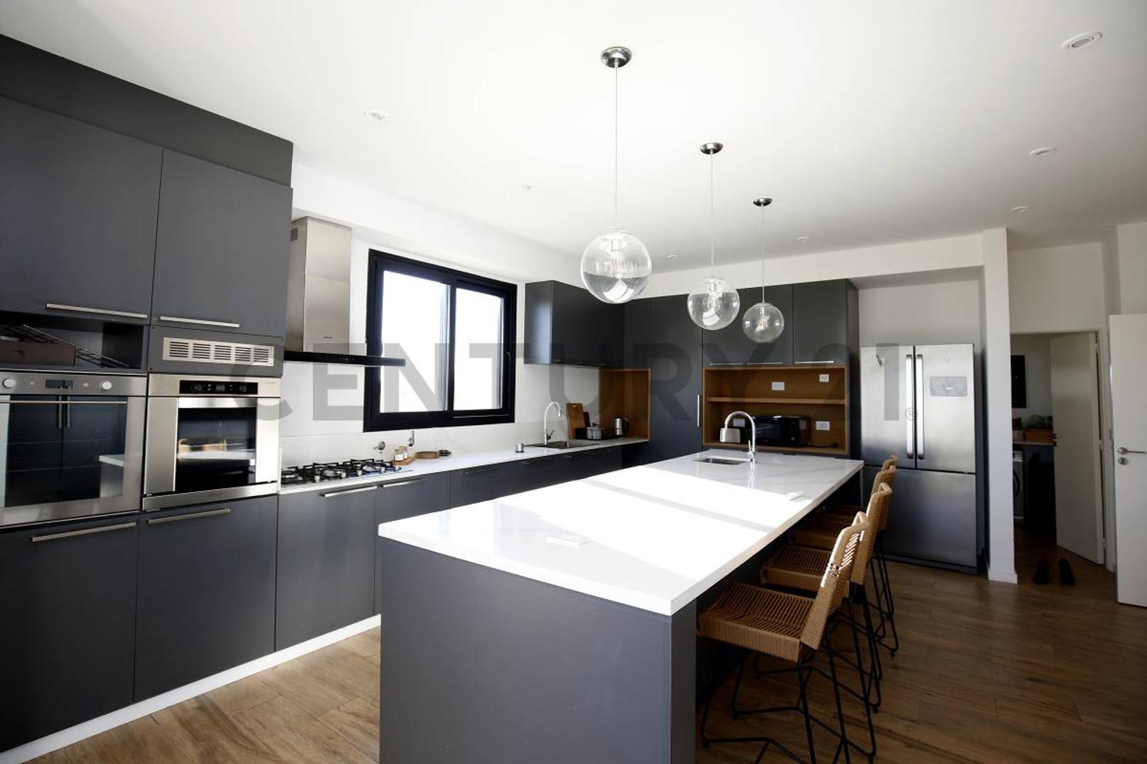 CASA EN VENTA EN BARRIO LA CAÑADA CITY BELL