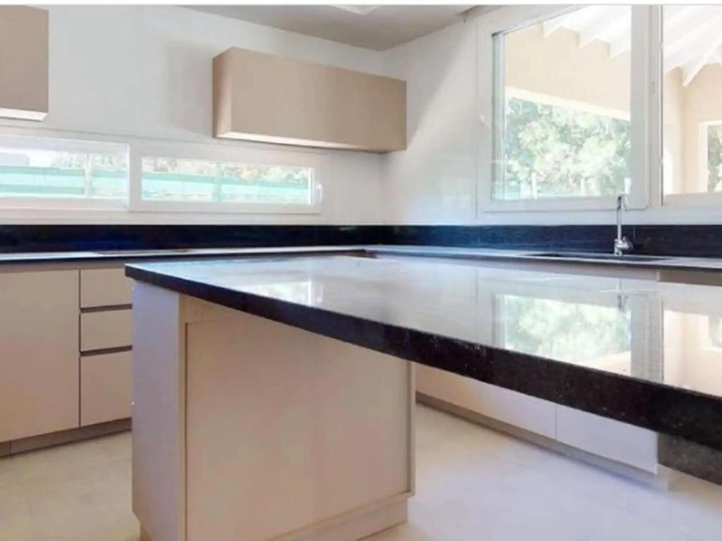 Casa en Alquiler con 2 cocheras