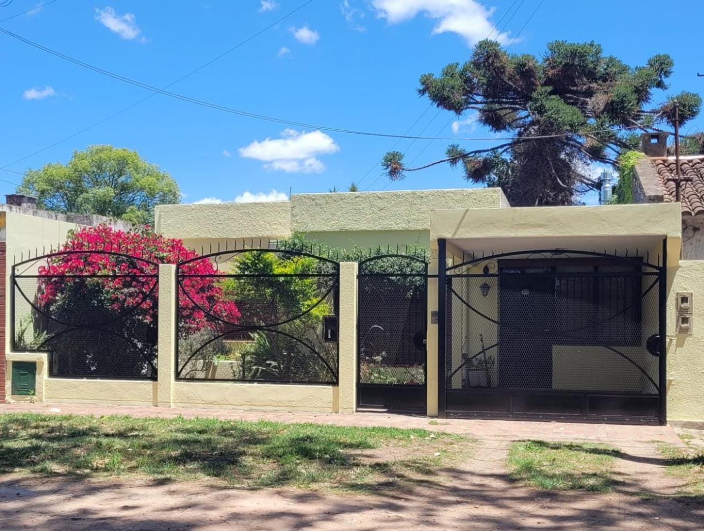 CASA 2 dormitorios GARAGE amplio jardín.-Nuevas condiciones!