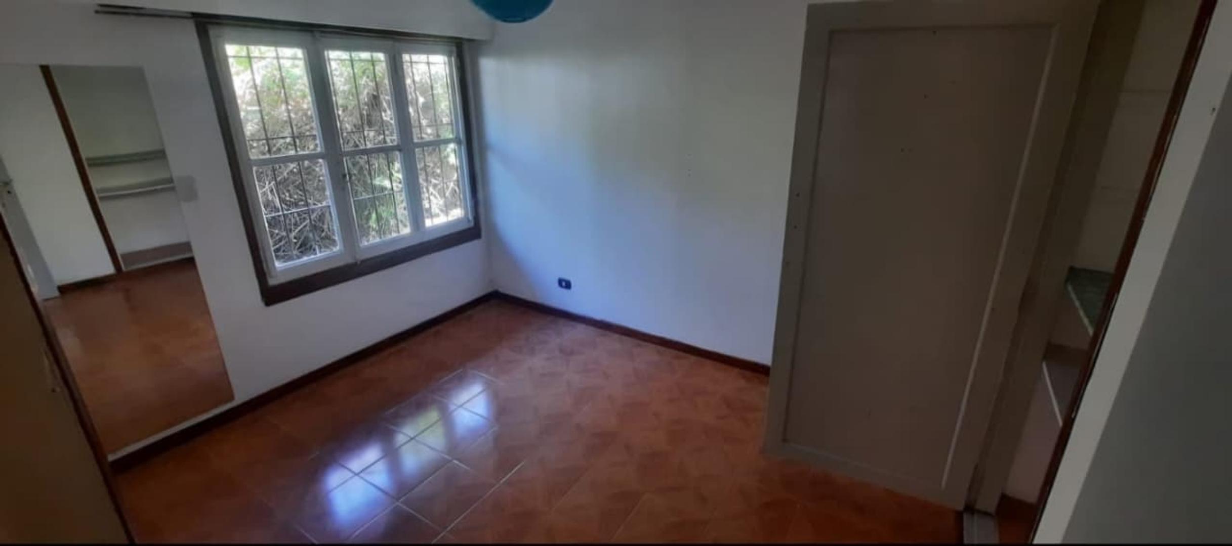 Casa en Alquiler con 3 cocheras