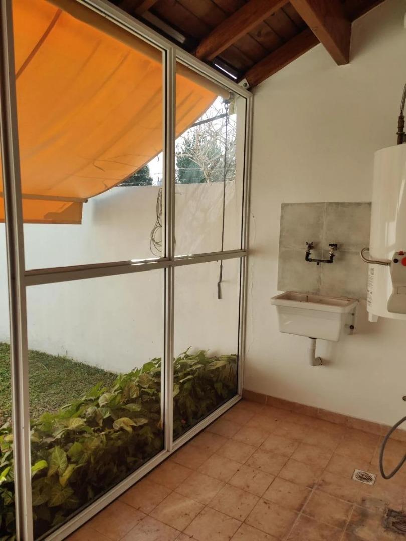 Casa en Alquiler con 2 cocheras