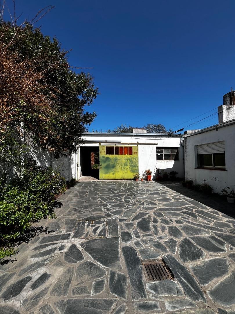 Casa en Venta con 3 cocheras