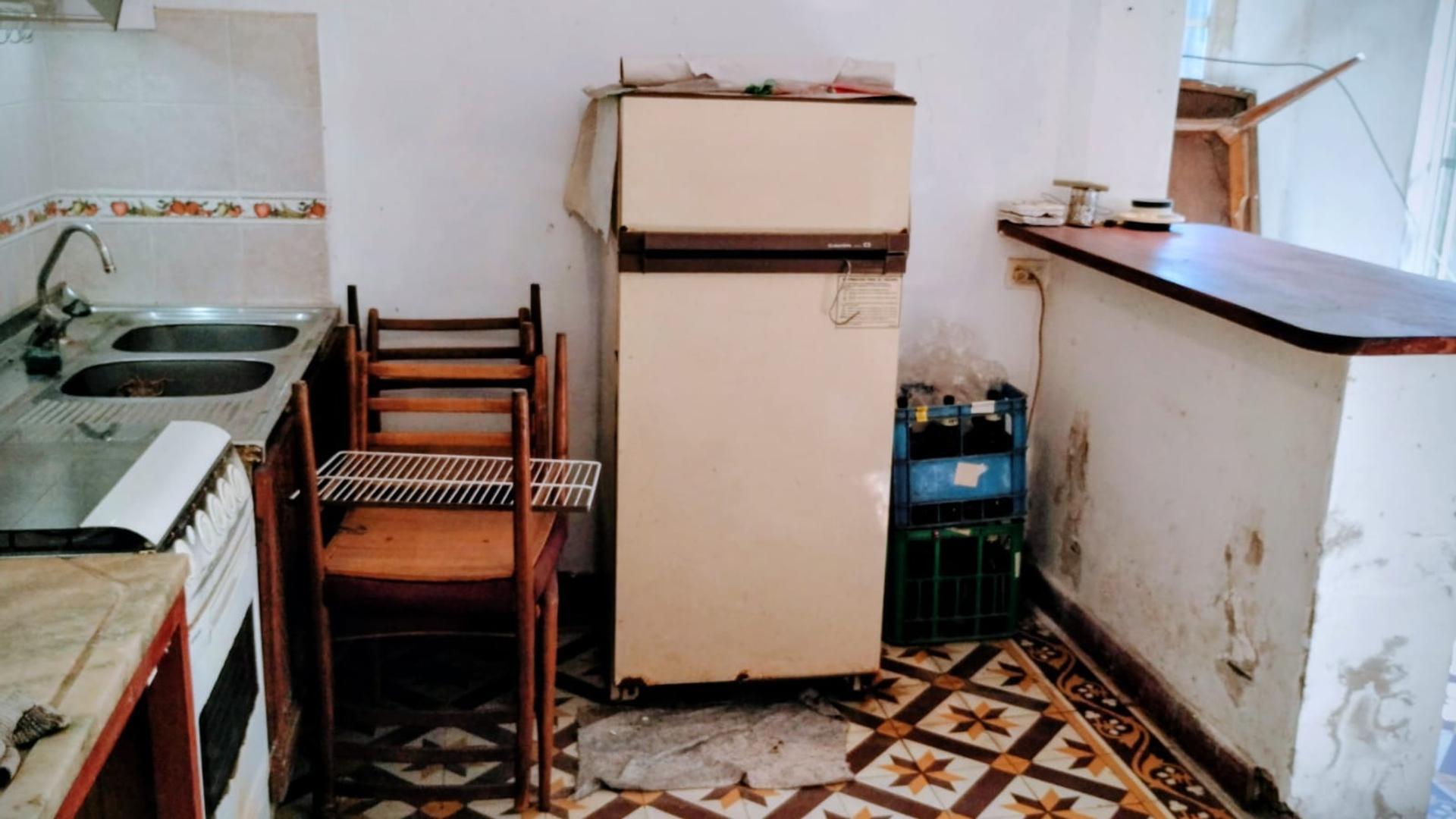 Venta de casa a reciclar con amplio fondo libre en Wilde