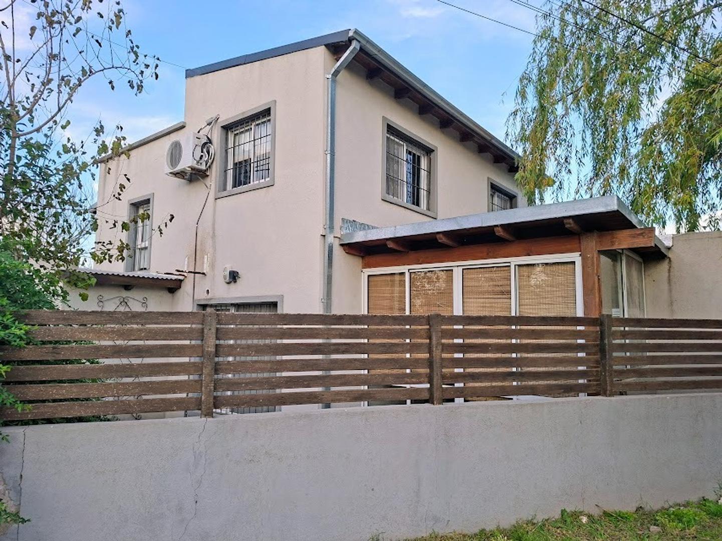 Casa 4 ambientes con 2 baños