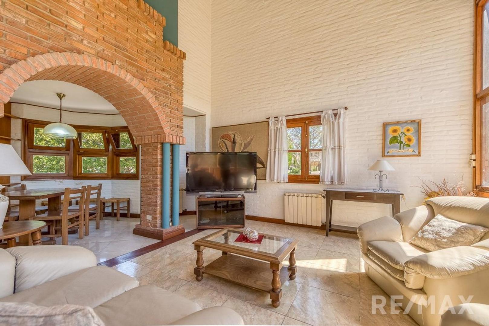 Casa 4 ambientes con 2 baños